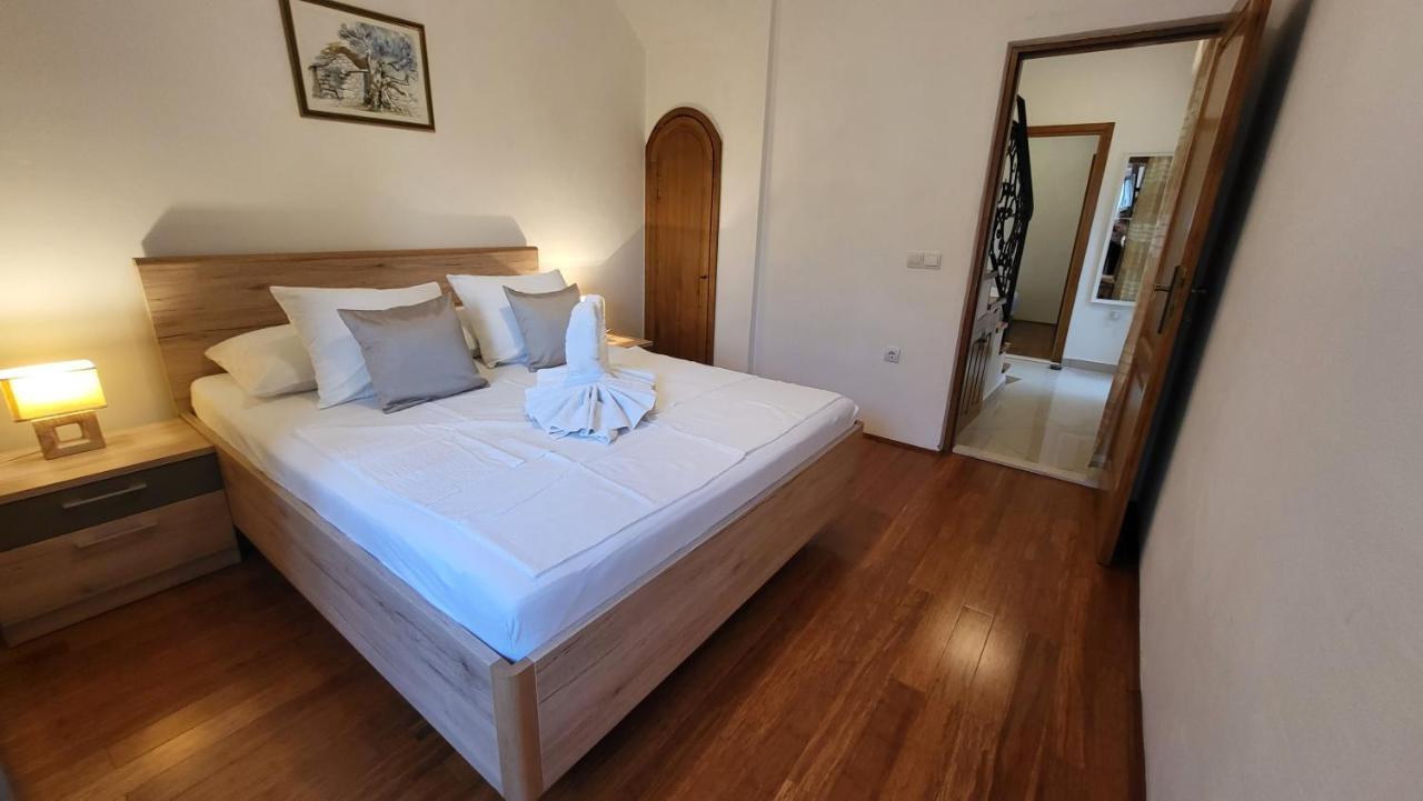 Stone House Apartments Didini Dvori Lumbarda Exterior foto